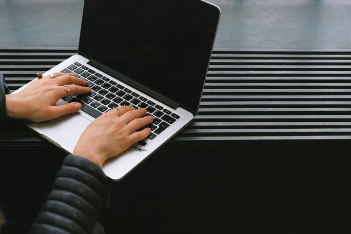 Persona che lavora al laptop su un business online