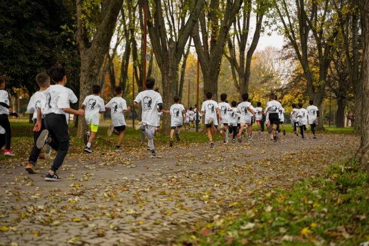 A group of kids participating in a running event in a leafy park in Bursa, Türkiye.